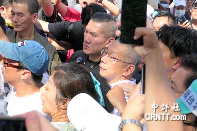 小草緊圍柯文哲　黃國昌和館長護送上車