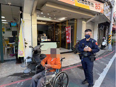 和美波麗士助迷途翁！護送體力不支長者返家