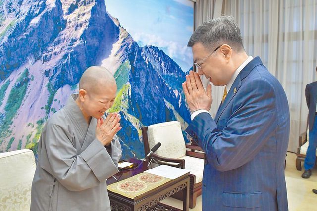 卓榮泰擬增“不領一萬”選項　親綠名嘴怒轟　各界痛批　政院喊卡