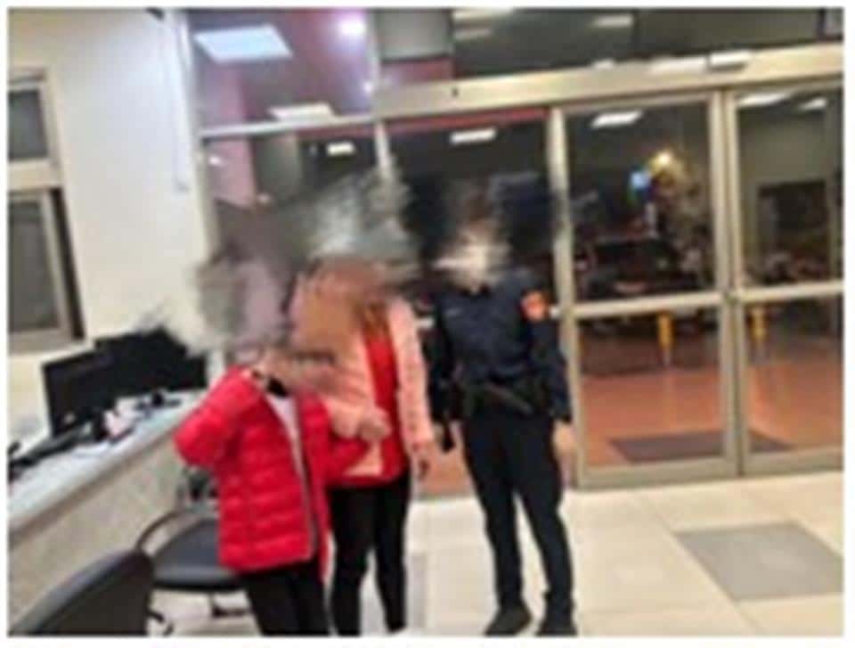 夜晚女童慌張迷途　彰化警溫柔安撫化解驚魂