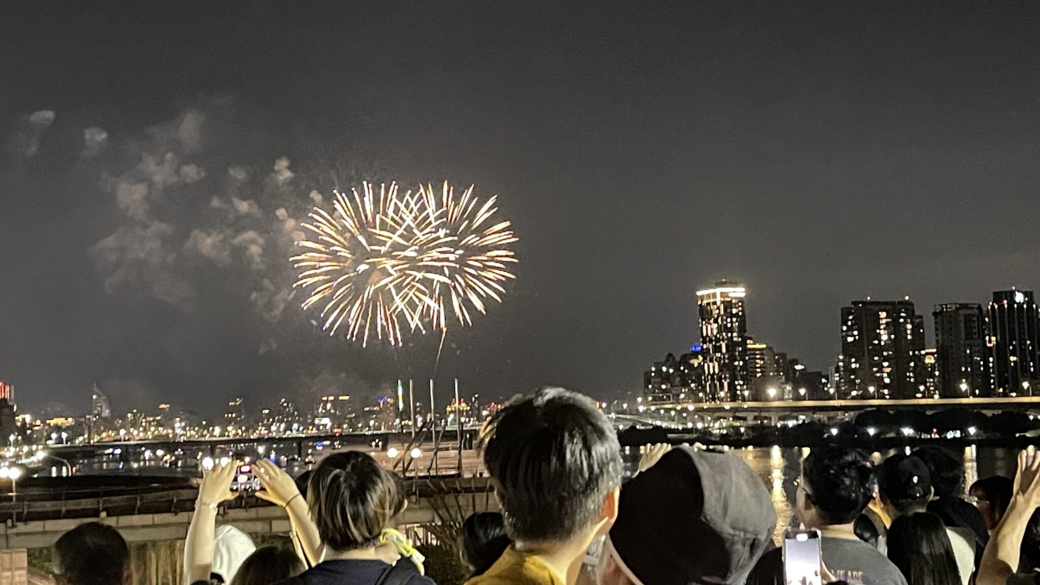 煙火、夕陽、河景一次收　迪化休閒運動公園私房賞花火攻略