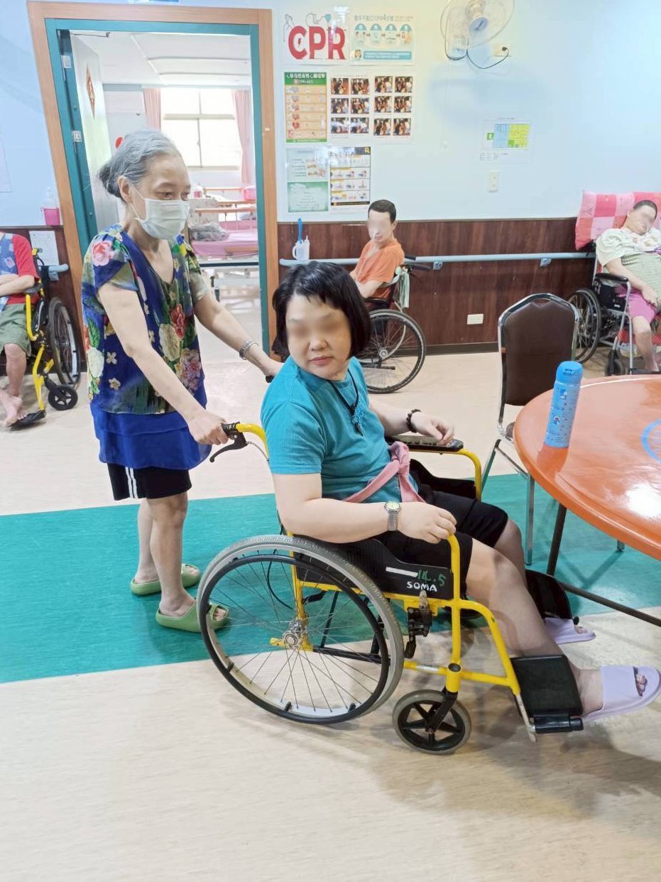 從被照顧者變成照顧者　小梅在護理之家翻轉人生