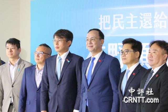 把民主還給台灣!　朱立倫和黃國昌熱情握手　加碼擁抱