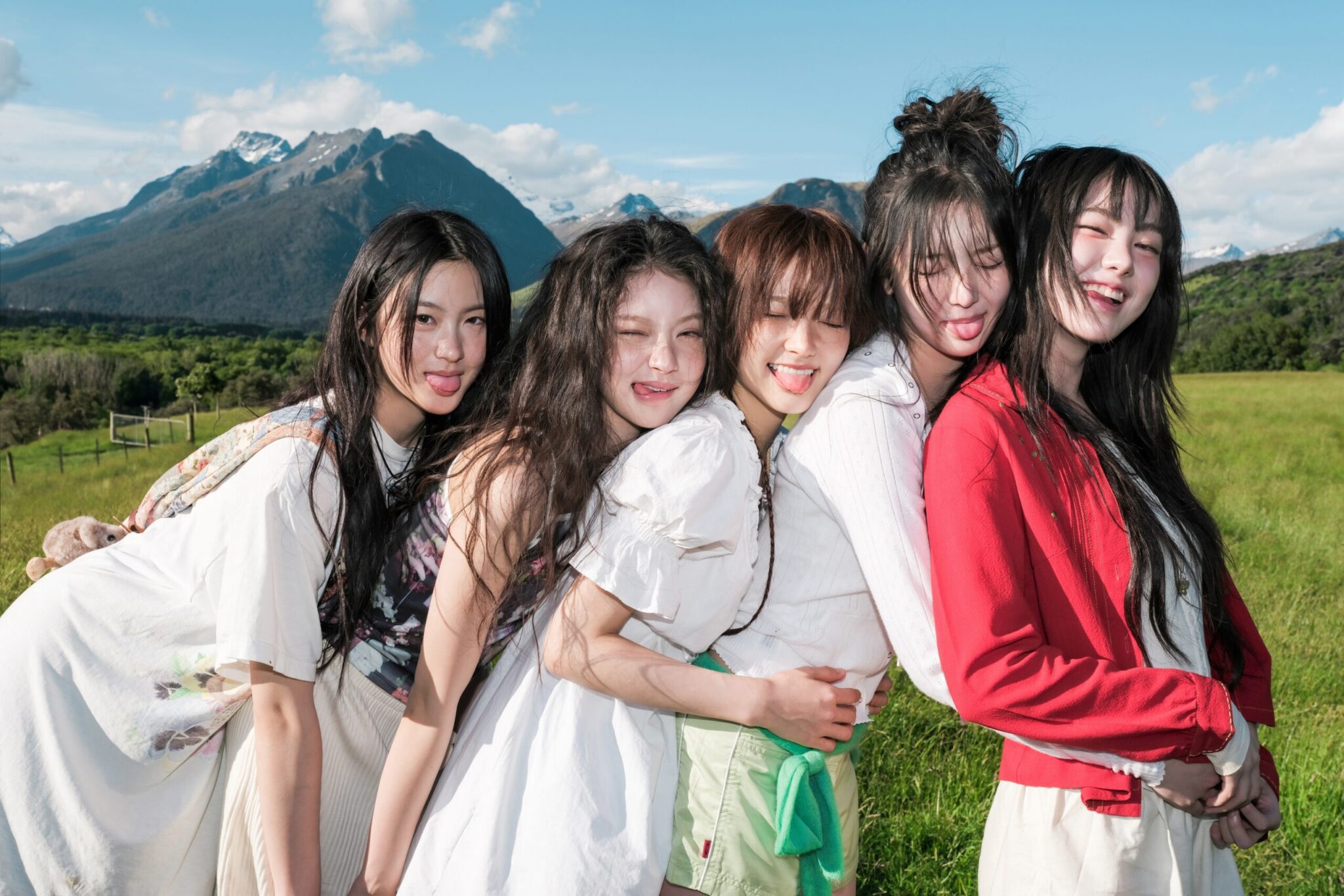 K-POP Z世代五人女團KiiiKiii挾 密謀來台大啖鳳梨酥跟奶茶 K-POP Z世代五人女團KiiiKiii挾 密謀來台大啖鳳梨酥跟奶茶