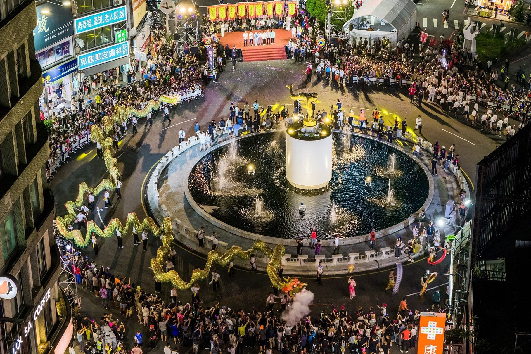 百人巨龍九子陣現身!嘉義城隍夜巡 噴水圓環晚間高潮迭起 百人巨龍九子陣現身!嘉義城隍夜巡 噴水圓環晚間高潮迭起