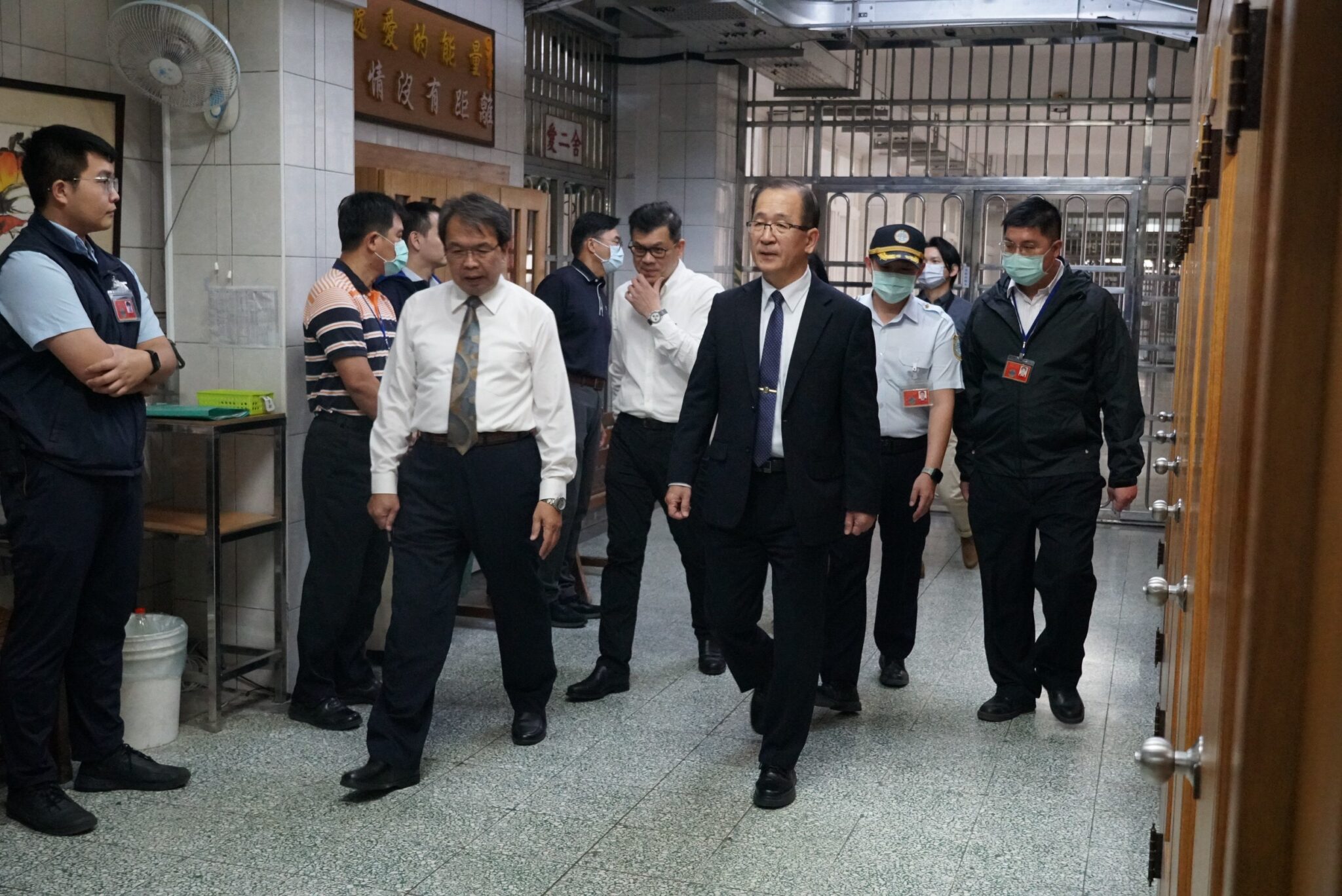 矯正署長訪視高二監，送上蘋果祝福平安！  高層訪視與基層心聲之間的距離？