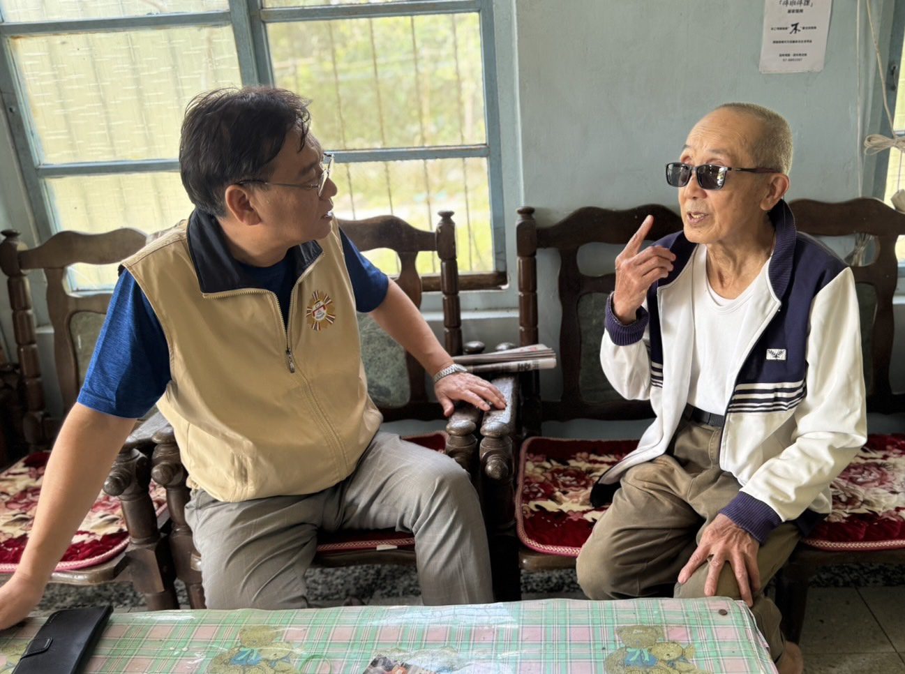 關懷獨居榮民　高雄市榮服處　深入六龜山區送暖