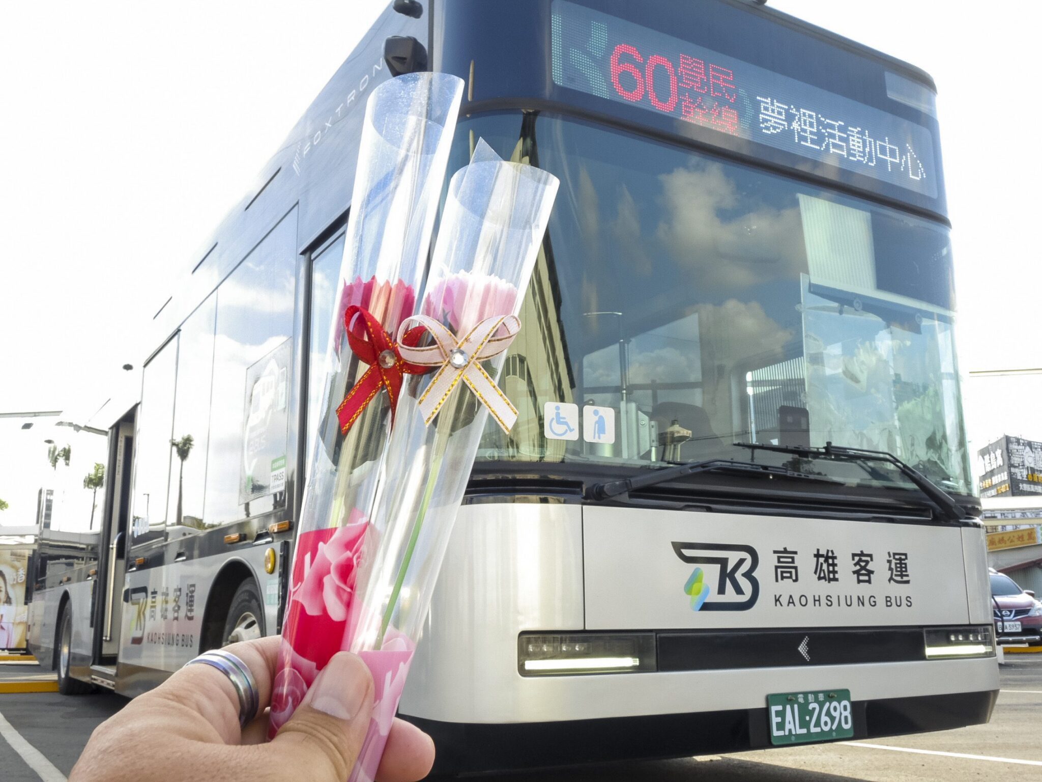 感謝媽咪！搭公車來「科工館站」送康乃馨　女性搭60路公車免費