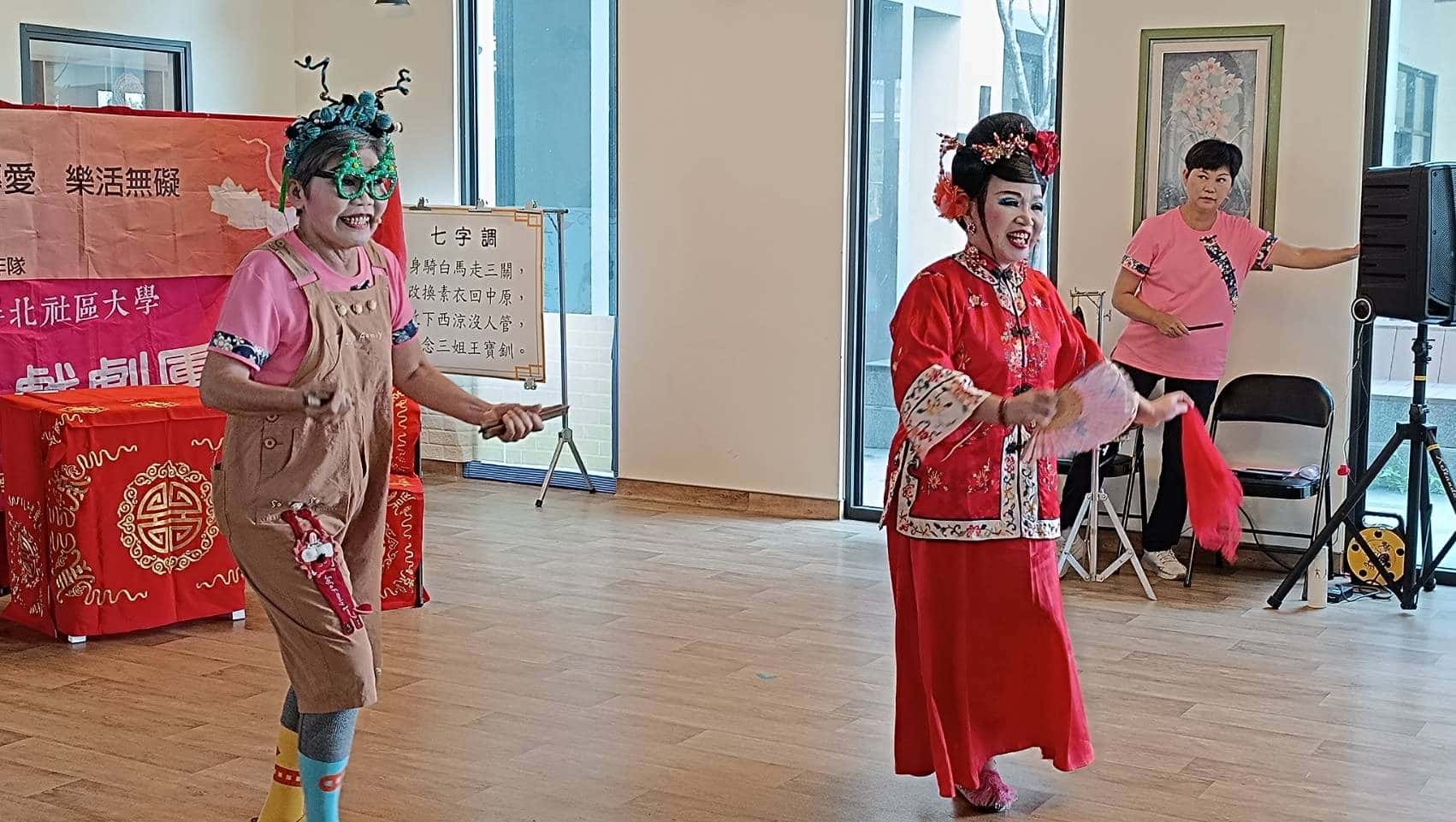 粉末登場！屏北社區大學歌仔戲劇團&快樂聯盟；以「歌仔戲」讓長輩樂開懷。