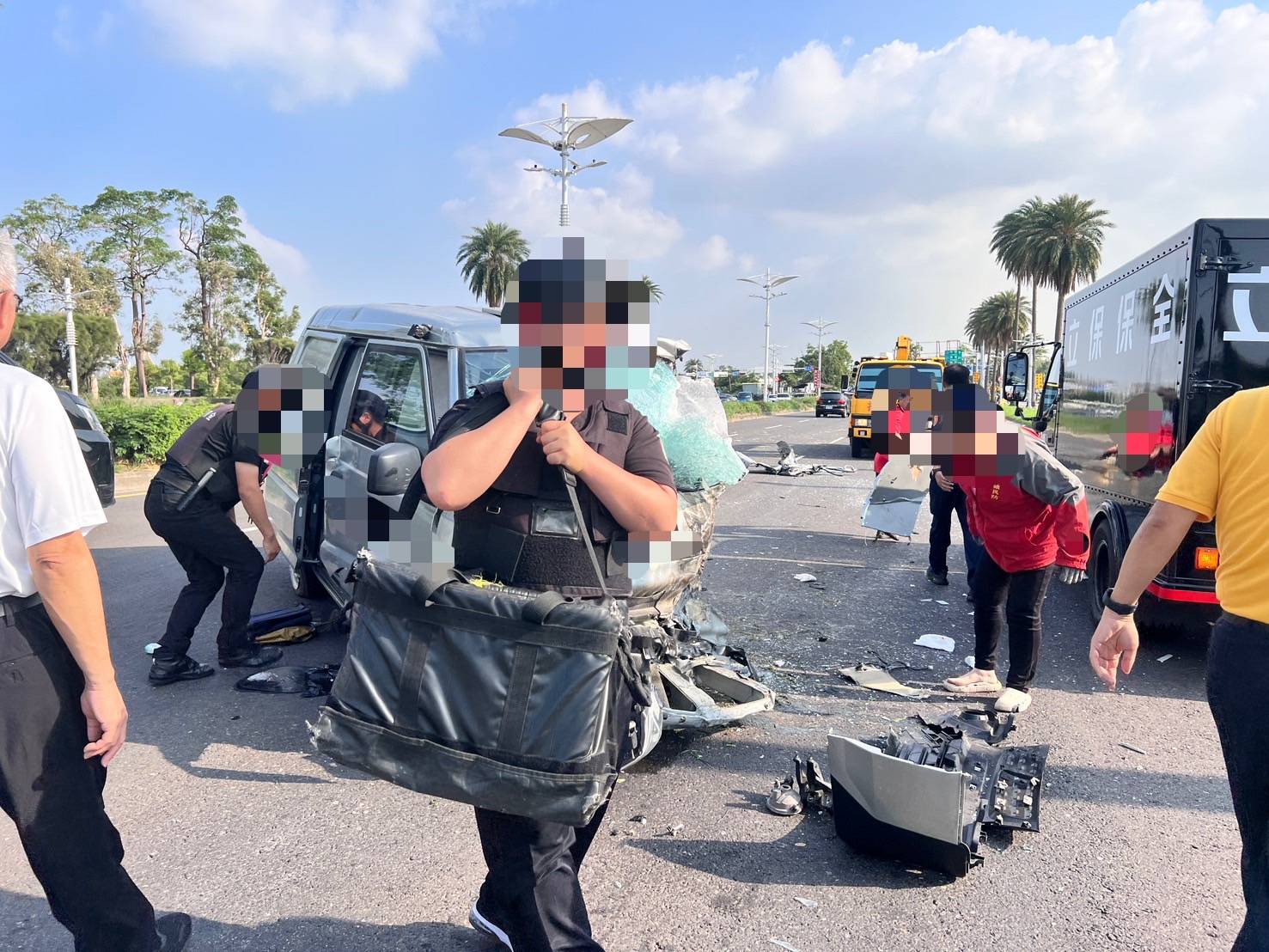 運鈔車失控撞聯結車　小港警火速護鈔　3、4百萬現金安全轉運