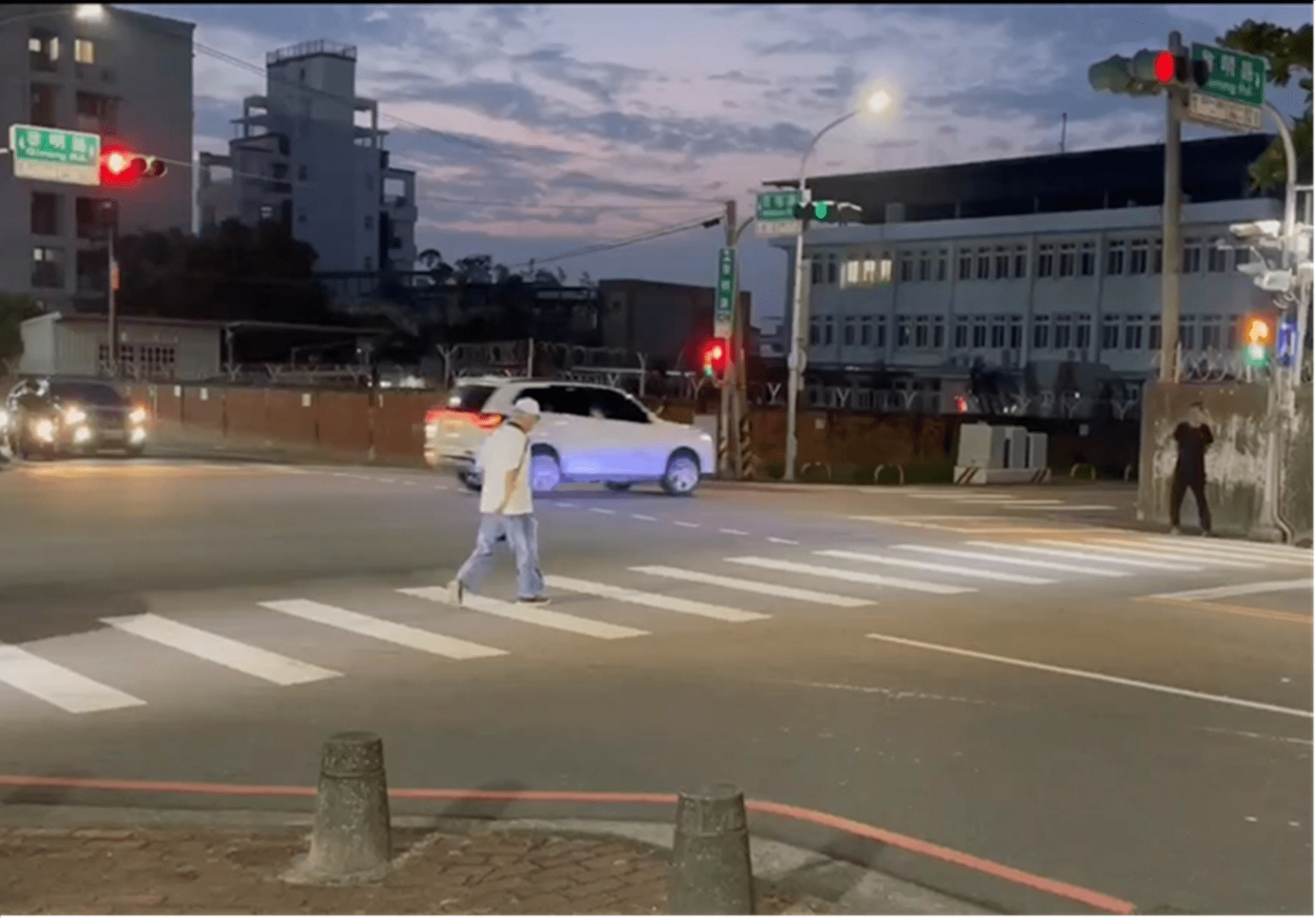 嘉義市推行人輔助照明　打造更安全的路口行人友善環境