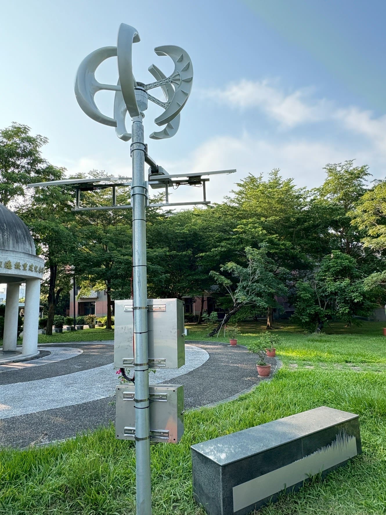 草屯商工攜手弘光科大打造智慧能源路燈    提升校園安全與智慧科技
