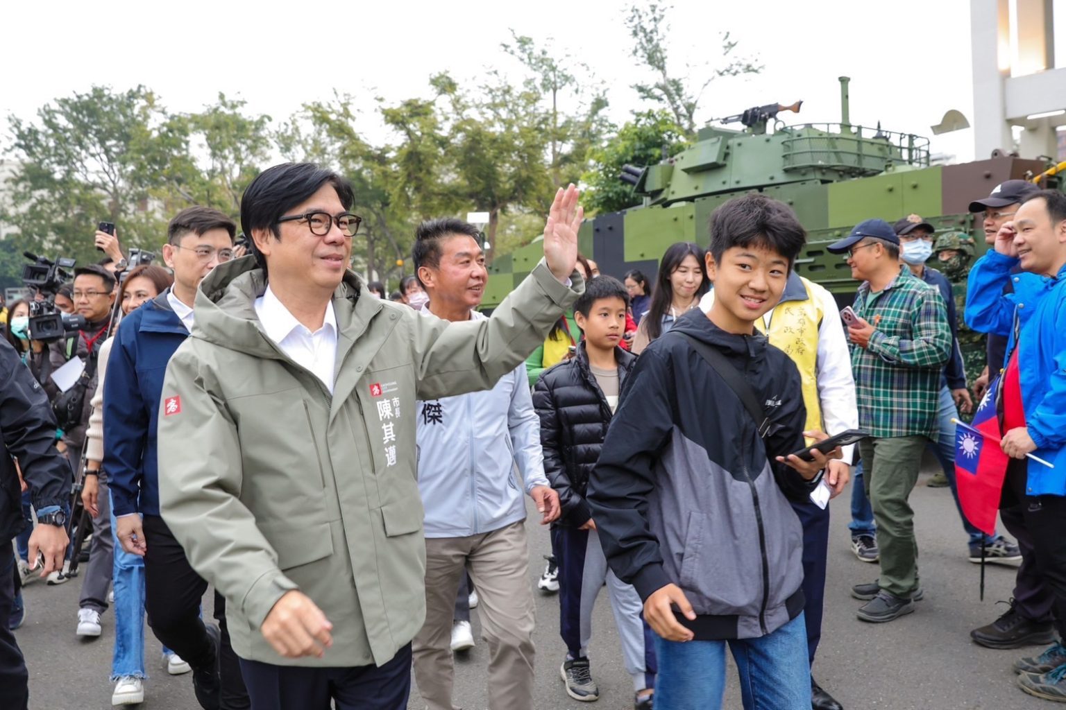 高雄市各界慶祝114年元旦升旗 陳其邁：克服萬難 迎向未來 加快高雄進步腳步