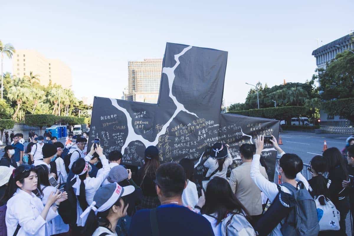 醫界警告強制評鑑恐毀產業　政府允諾將採自主管理