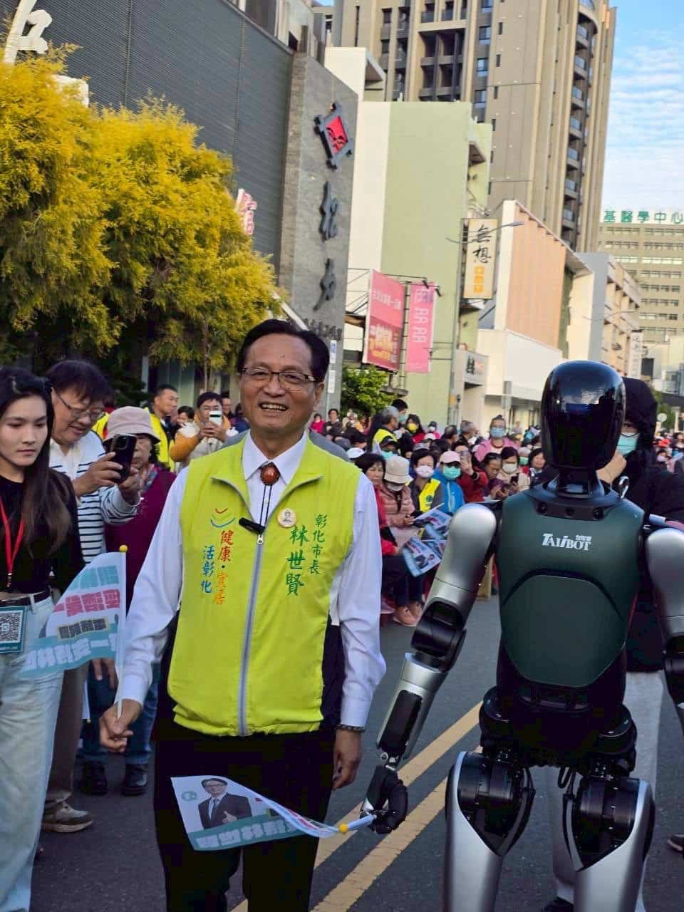 人形機器人現身、九把刀柯爸站台力挺　林世賢拚黨內初選 誓言用科技產業翻轉彰化縣經濟