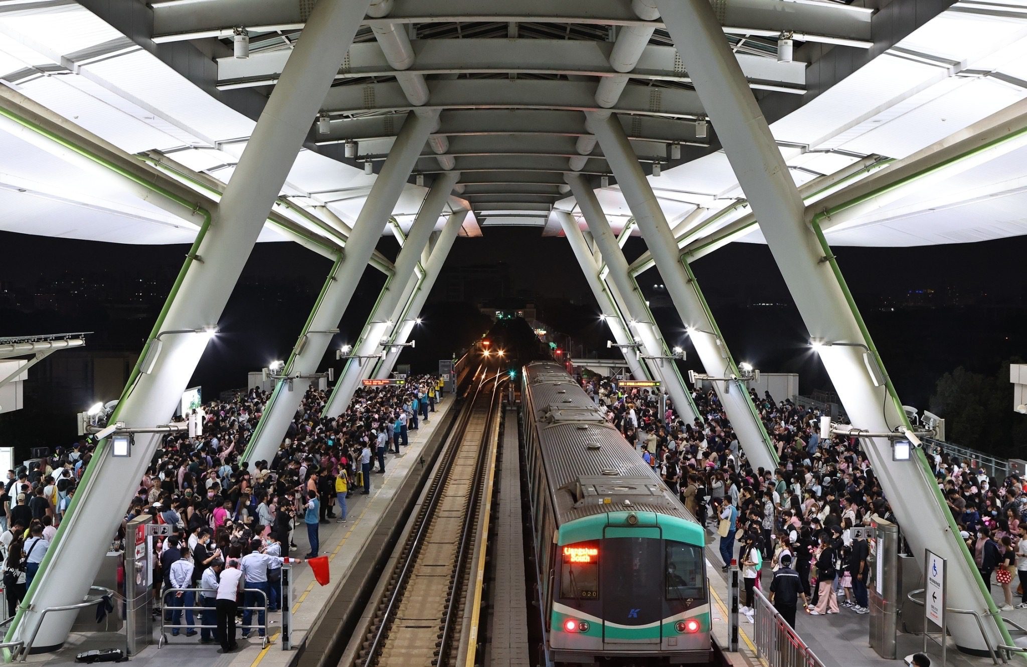 BLACKPINK再登高雄世運開唱　高雄捷運備加班車疏運及提供行李寄放服務