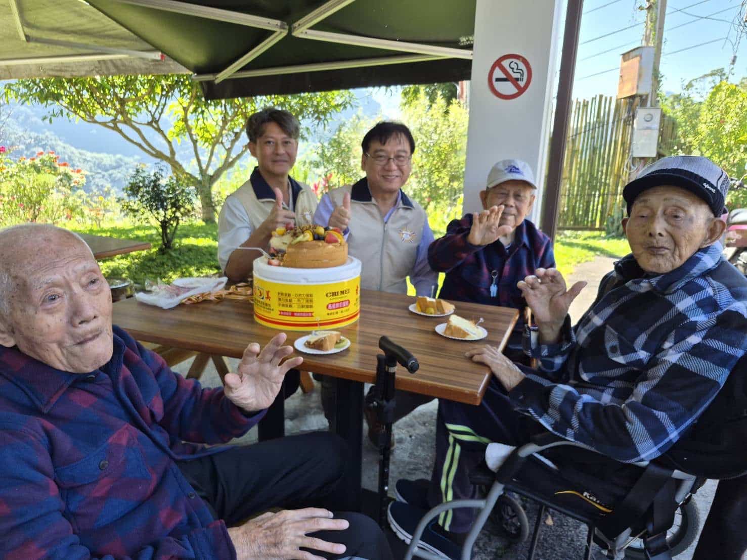 翻山送暖　高雄榮服處為錫安山百歲榮民獻上　最溫暖的生日祝福