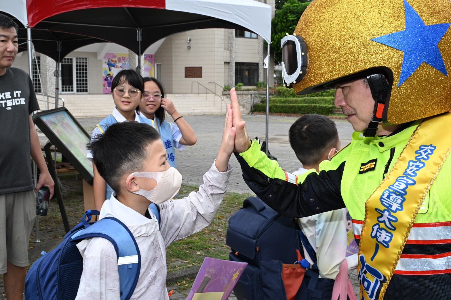 開學週最帥身影！警用重機、超大安全帽　嘉警讓交安教育變好玩