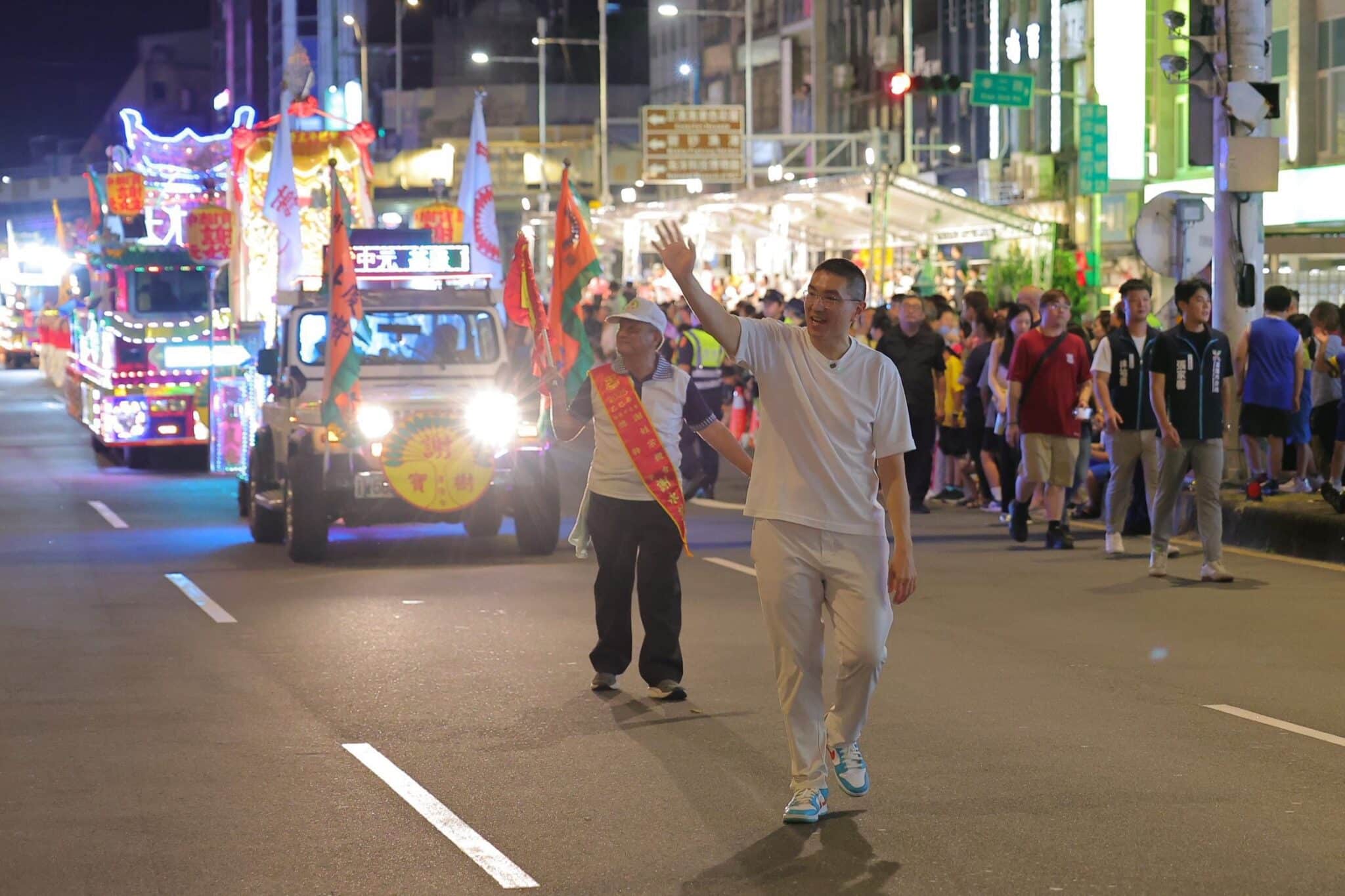 百年傳統綻放國際！基隆中元祭放水燈遊行　跨國姊妹市共襄盛舉