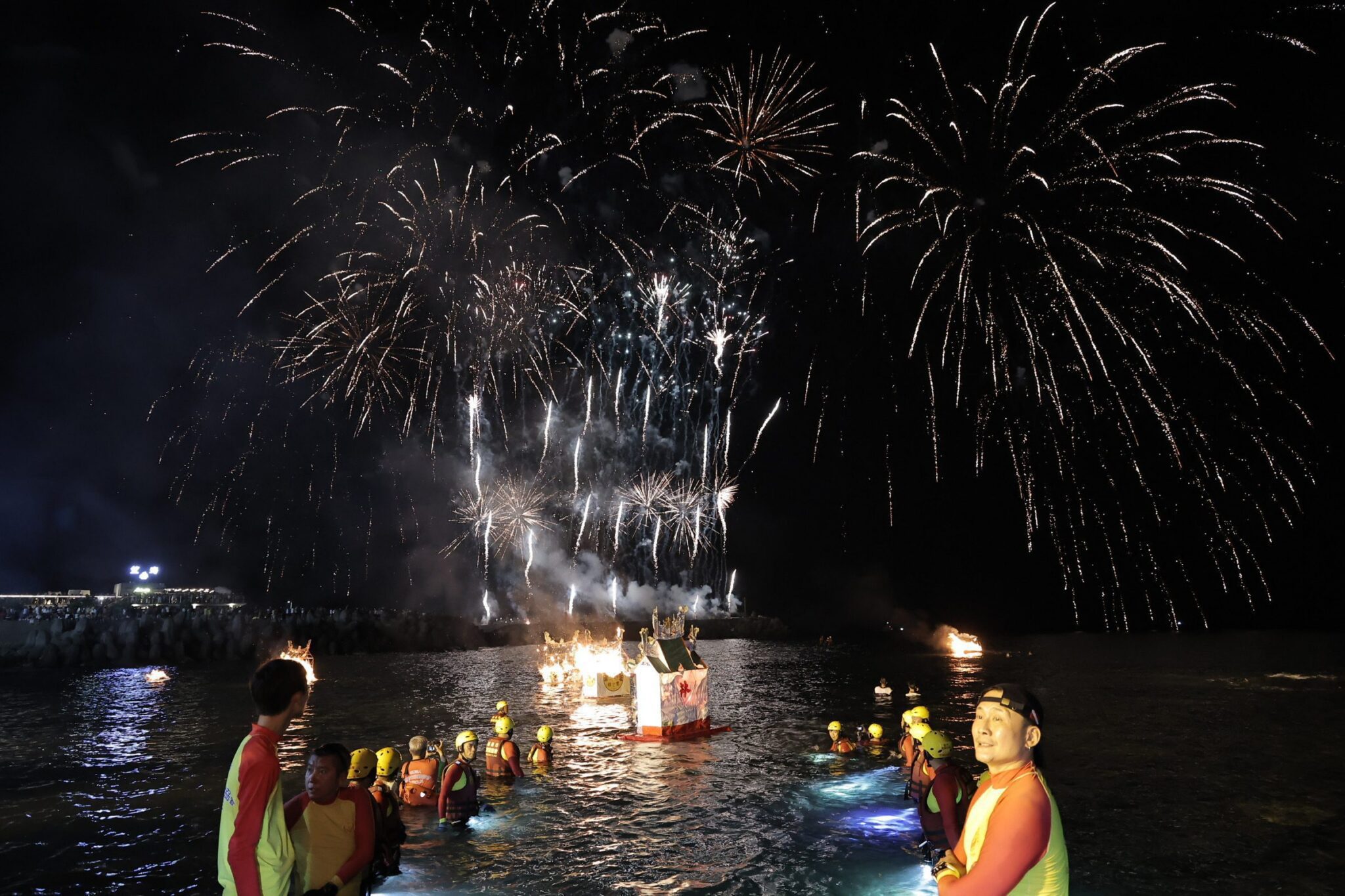 鷄籠中元祭壓軸施放水燈頭　171年傳統科儀點亮望海巷夜空
