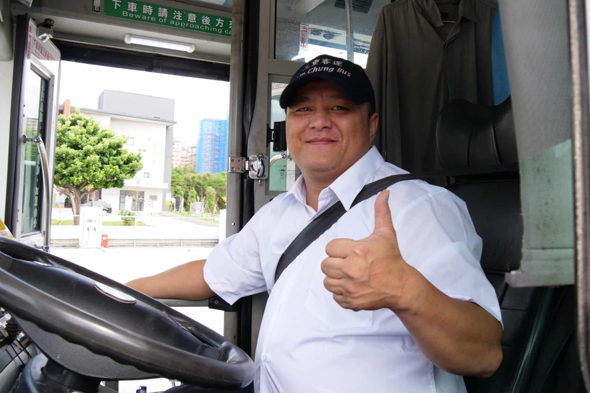 公車駕駛林榮新暖心一抱　善舉撼動人心　他謙虛說「一句感謝就是我們的動力」