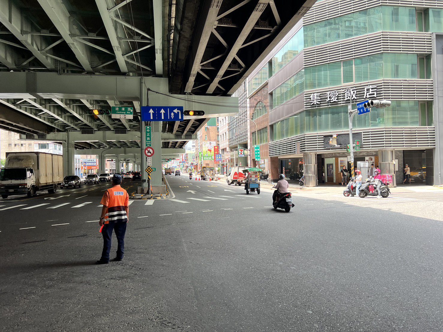 台64下匝道接中正路內側車道　試辦開放右轉建康路　交通局視情況滾動式檢討改善
