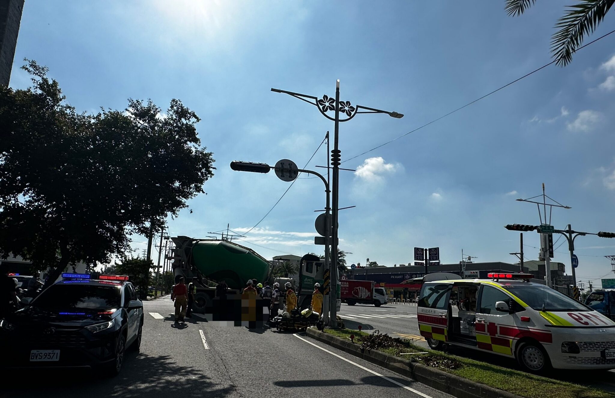 高雄市仁武區中正路與水管路口今早發生死亡車禍。民眾提供