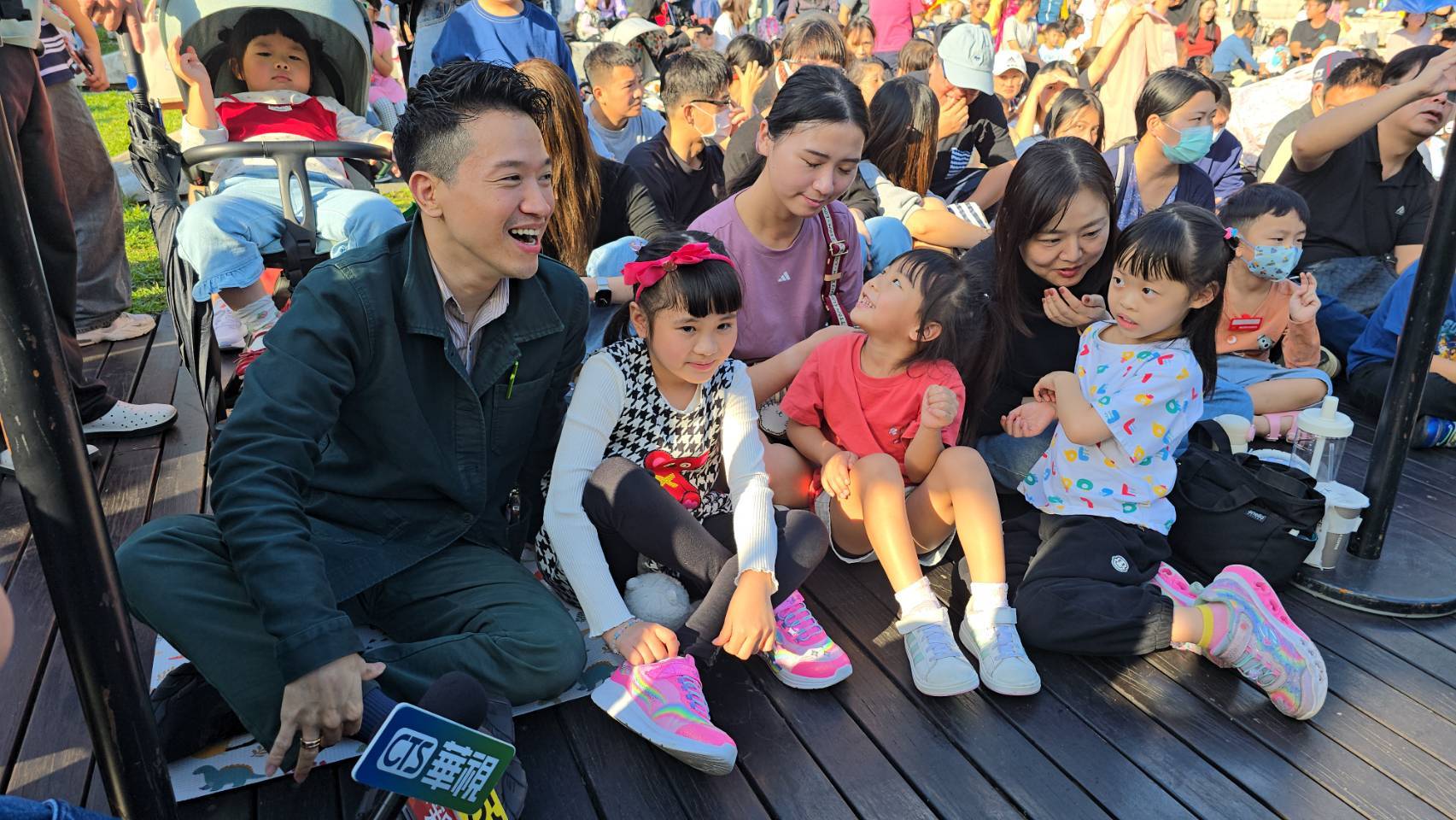 上千家庭擠爆「桃園HO幸福 親子派對」 何志偉:孩子不是父母一個人養 國家一起養 上千家庭擠爆「桃園HO幸福 親子派對」 何志偉:孩子不是父母一個人養 國家一起養