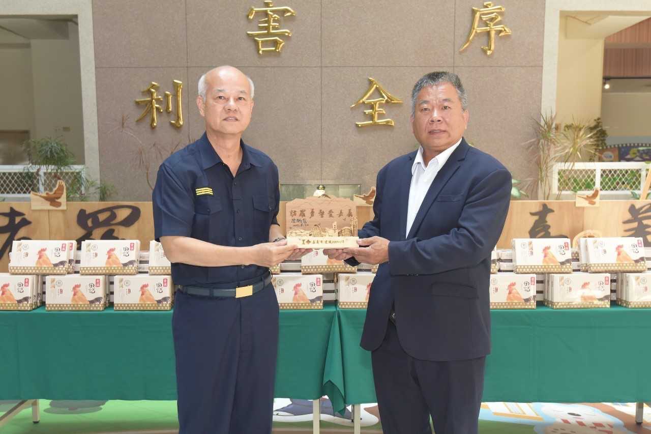 嘉市警打詐成績亮眼　昇樺食品董座吳裕田贈滴雞精表達敬意