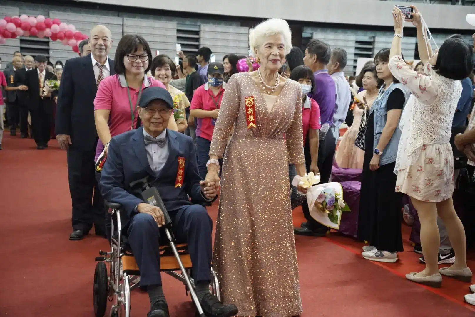 百對鑽石婚佳偶披白紗走紅毯　統一基金會為阿嬤一圓世紀婚紗夢