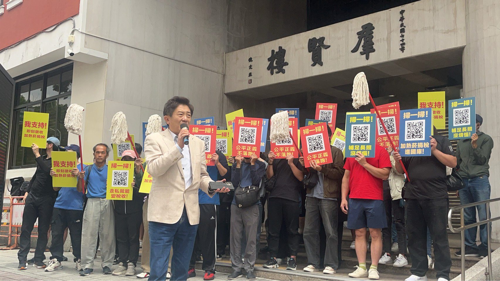掃碼風暴席捲街頭！一掃抵萬稅！　公民團體發動連署　要求即刻徵稅加熱菸