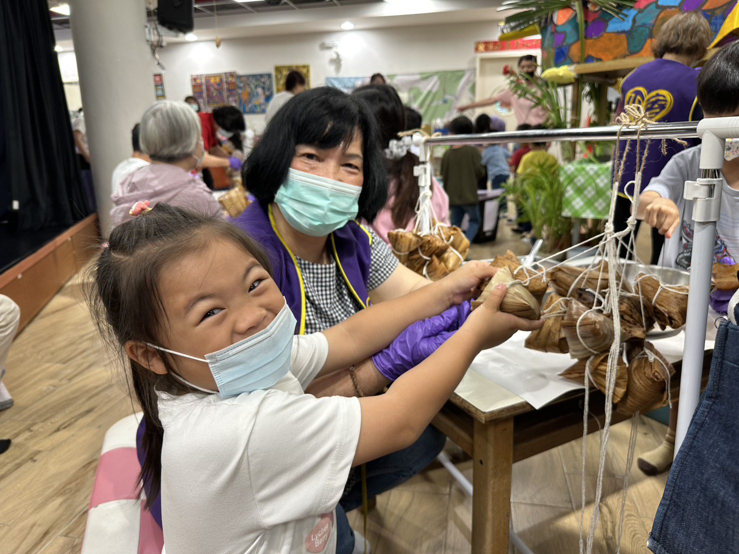 基隆老幼端午包肉粽趣　祖孫同樂粽飄香