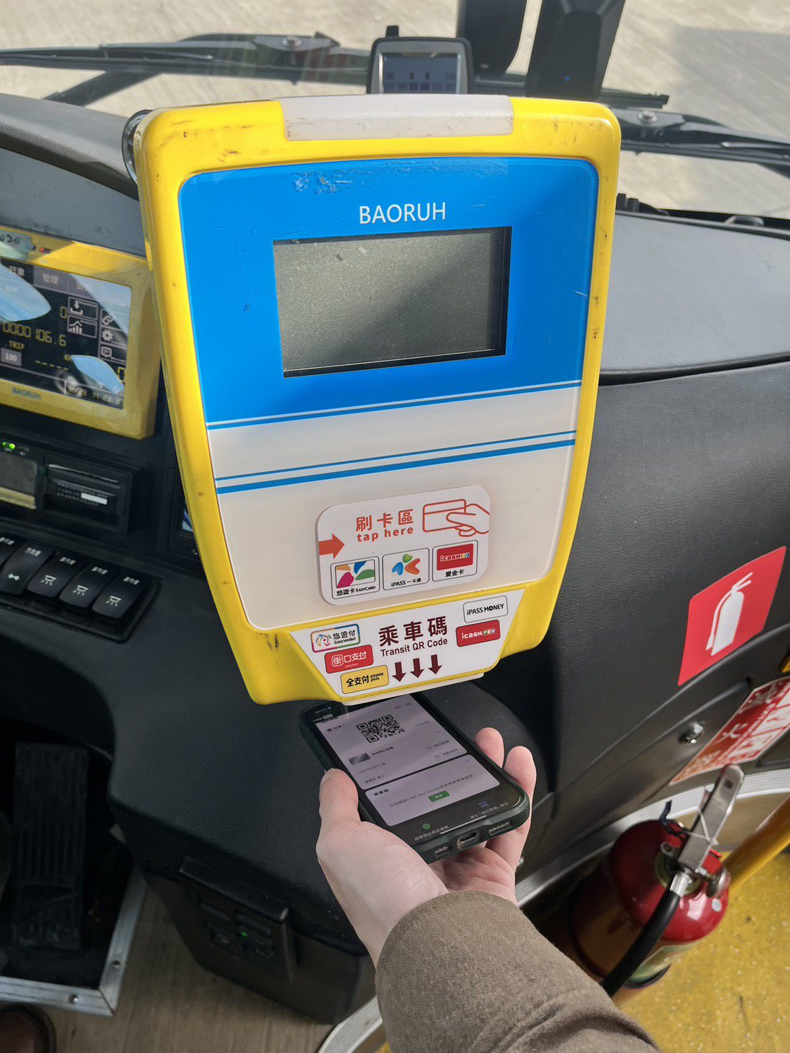 手機一掃就能搭　新北市公共運輸再升級　捷運、市區公車明年1/3同步開放乘車QR code)