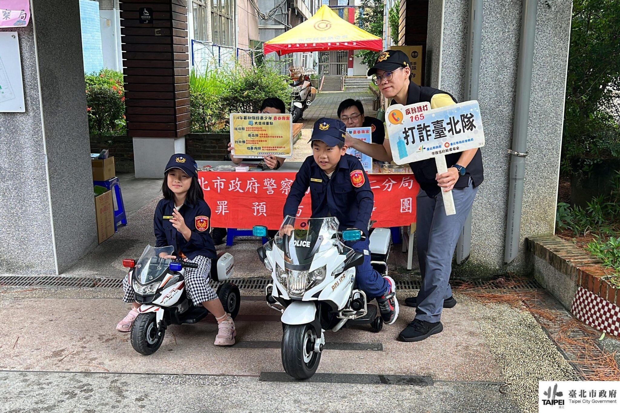 制服、警車樣樣來　文二警一日波麗士體驗陪孩子童樂一夏