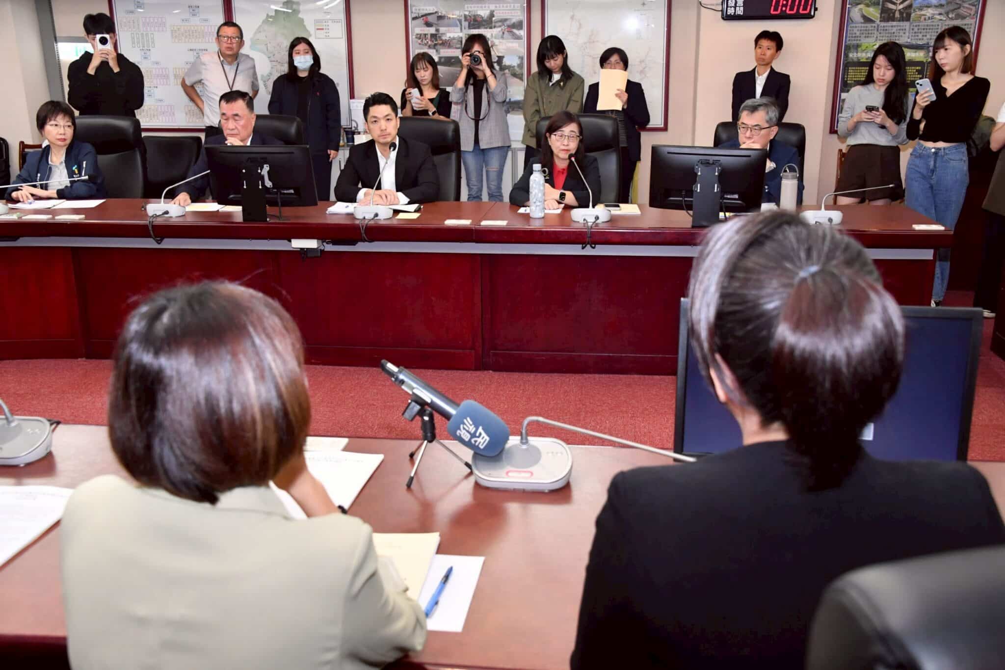 蔣萬安拜會民眾黨、新黨團　說明重大法案與防疫