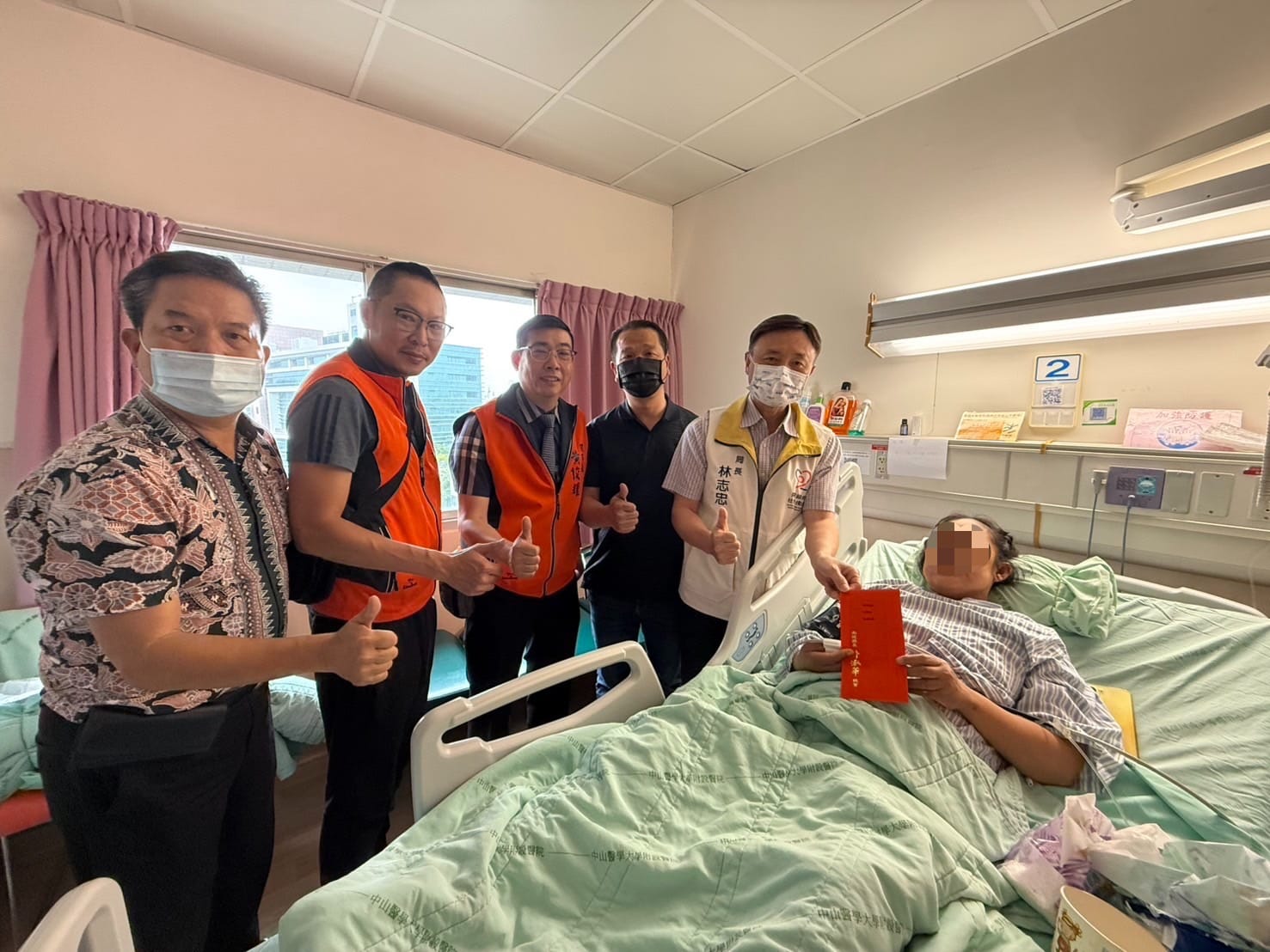 投縣府探視車禍受傷印尼籍看護工　致贈慰問金盼早日康復