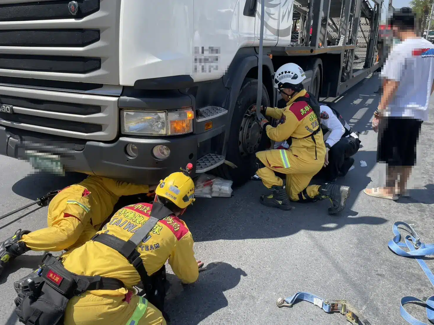 女騎士停曳引車右前方　綠燈一起步遭追撞送醫不治