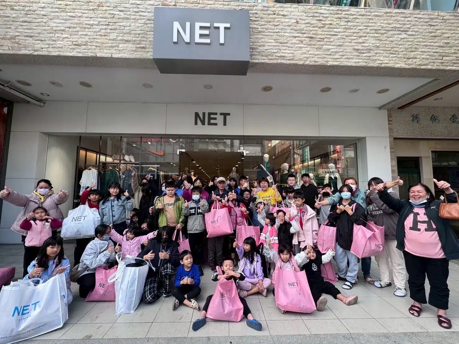 NET送暖不缺席　埔里店封館傳愛　南投家扶兒少歡喜添新衣