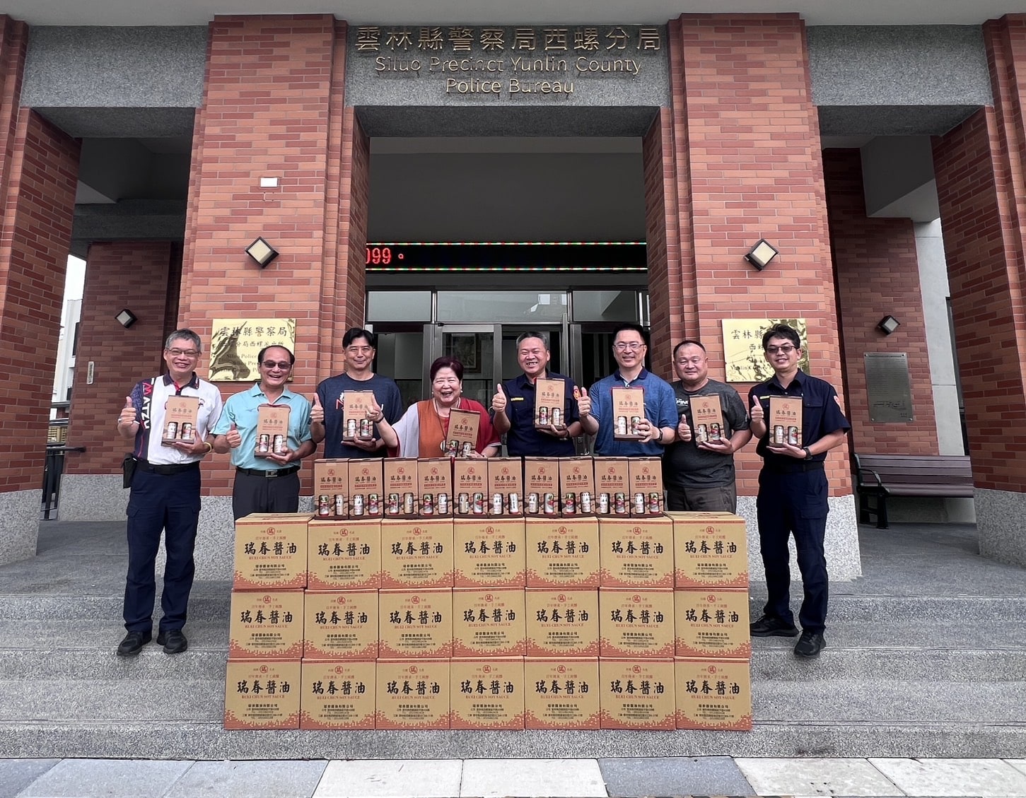 慶祝警察節！西螺在地企業「瑞春醬油」致贈禮盒慰勉西螺波麗士辛勞