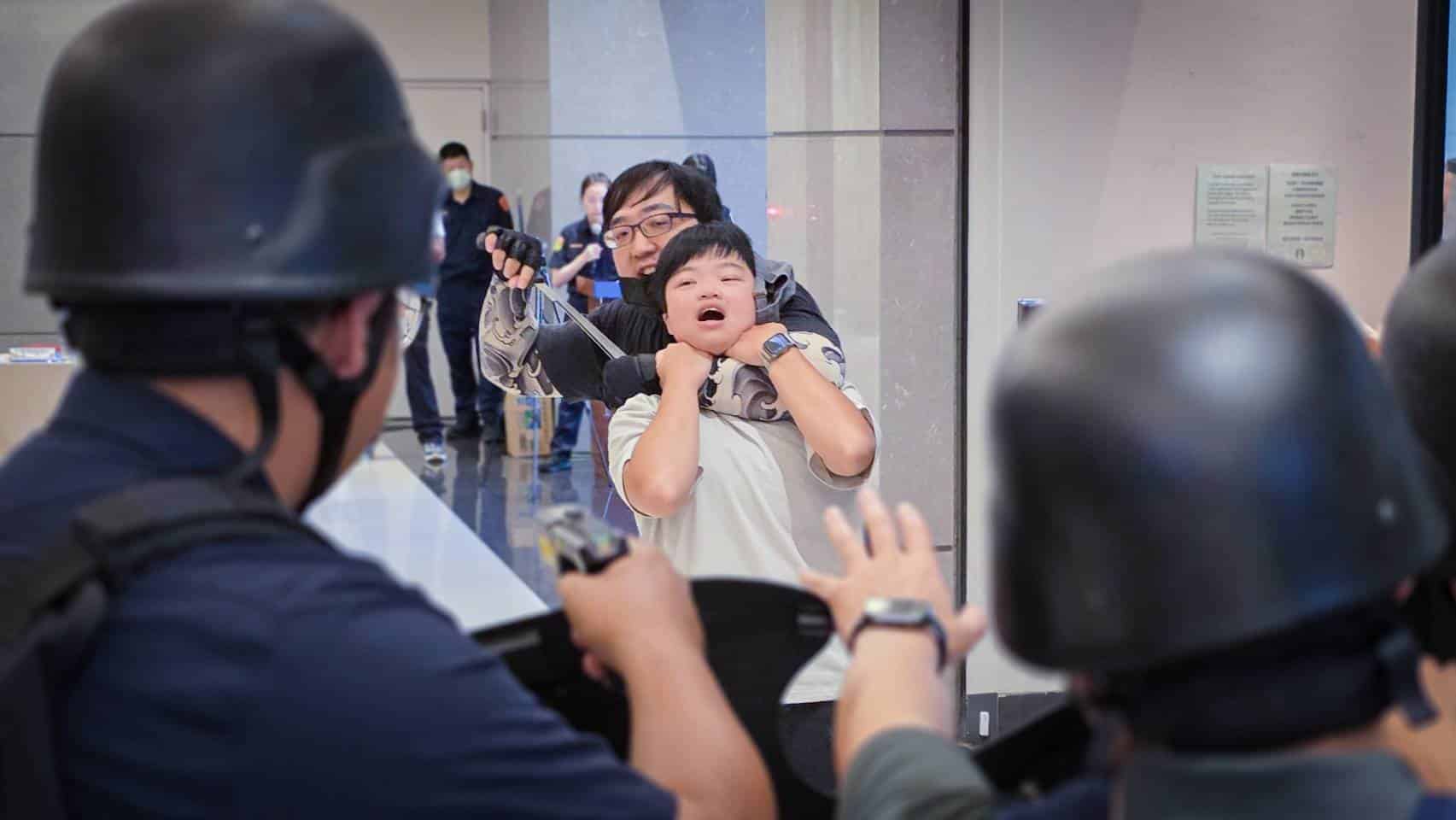 隨機攻擊挾持人質太逼真　北市警偕多機關聯手反恐演練