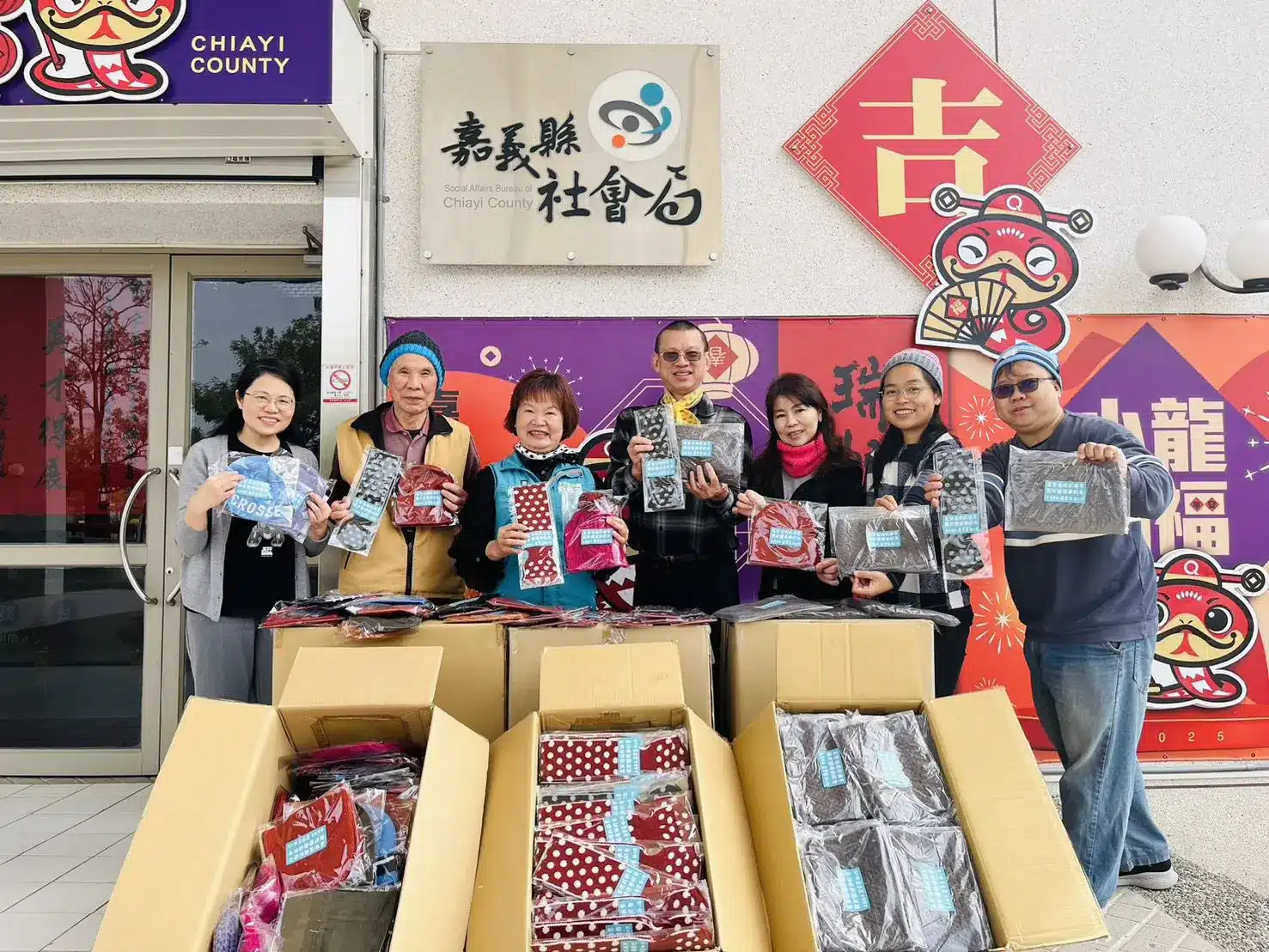 南聯針織廠寒冬送暖　關懷嘉義縣獨居長者