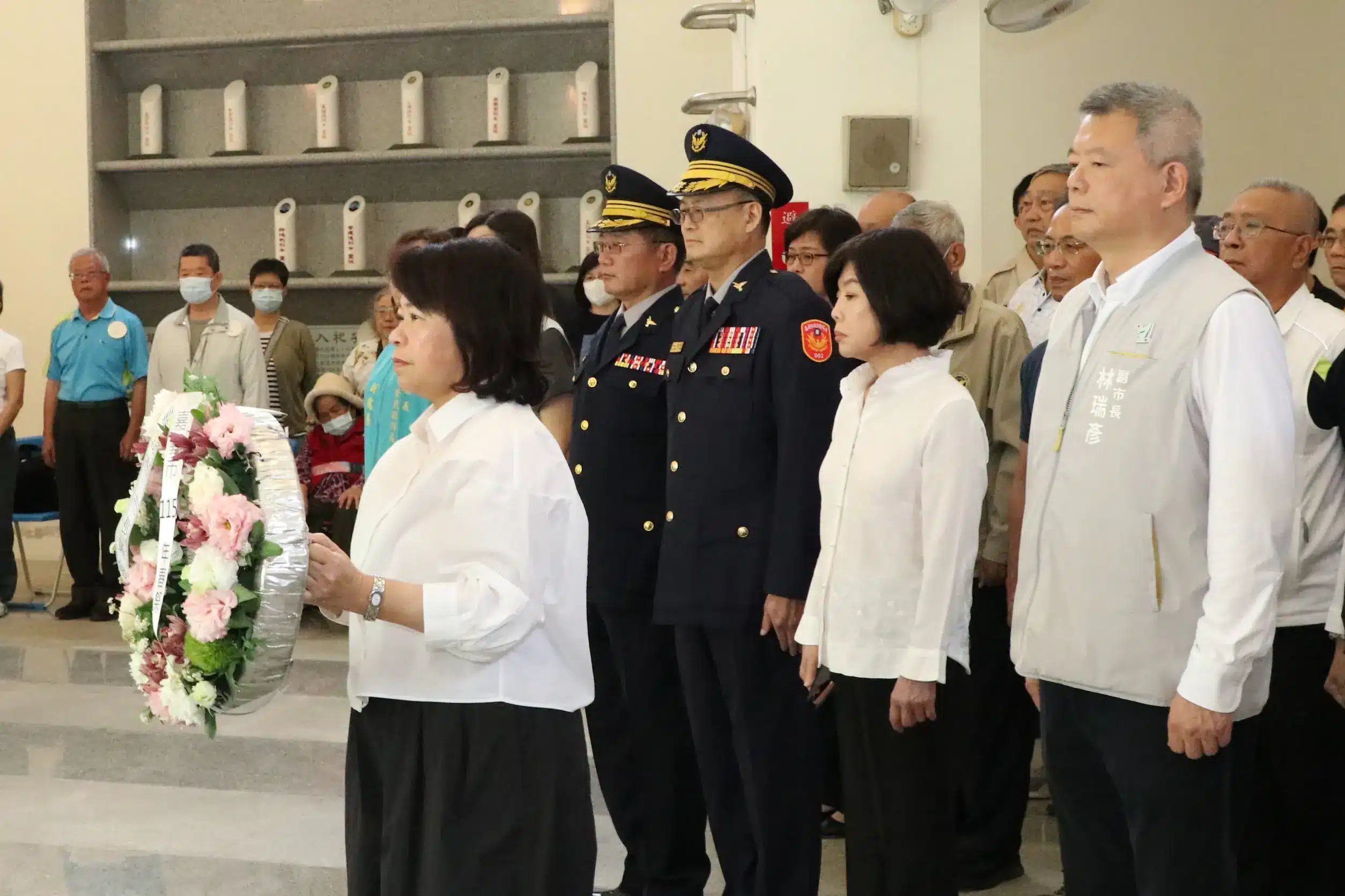嘉義市春祭國殤　黃敏惠率軍警追思、頒慰問金關懷遺族