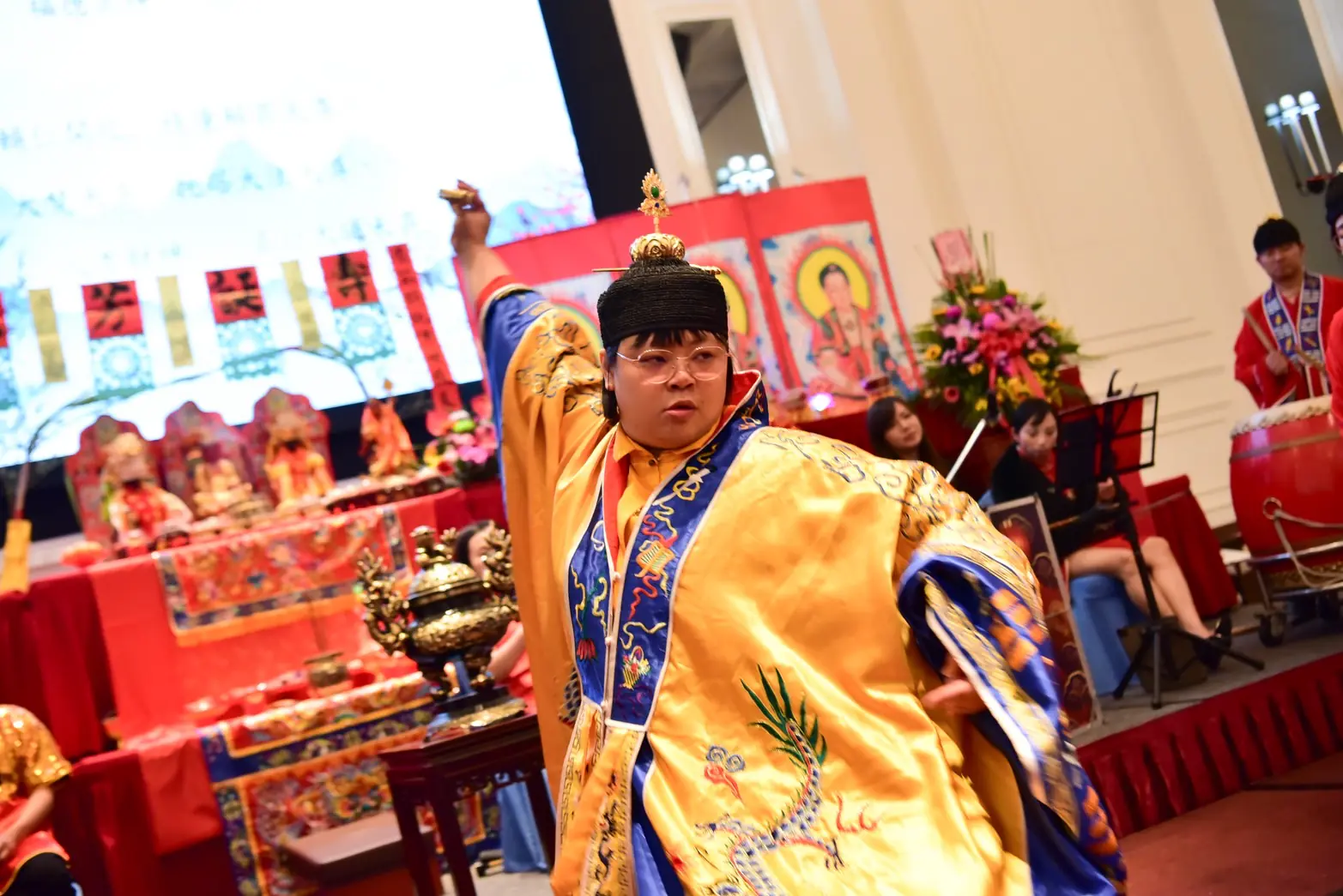 進啊！進啊！ 餐廳裡響起陣陣歡呼聲⋯⋯「寶光宮」隆重舉辦濟公活佛聖誕大典