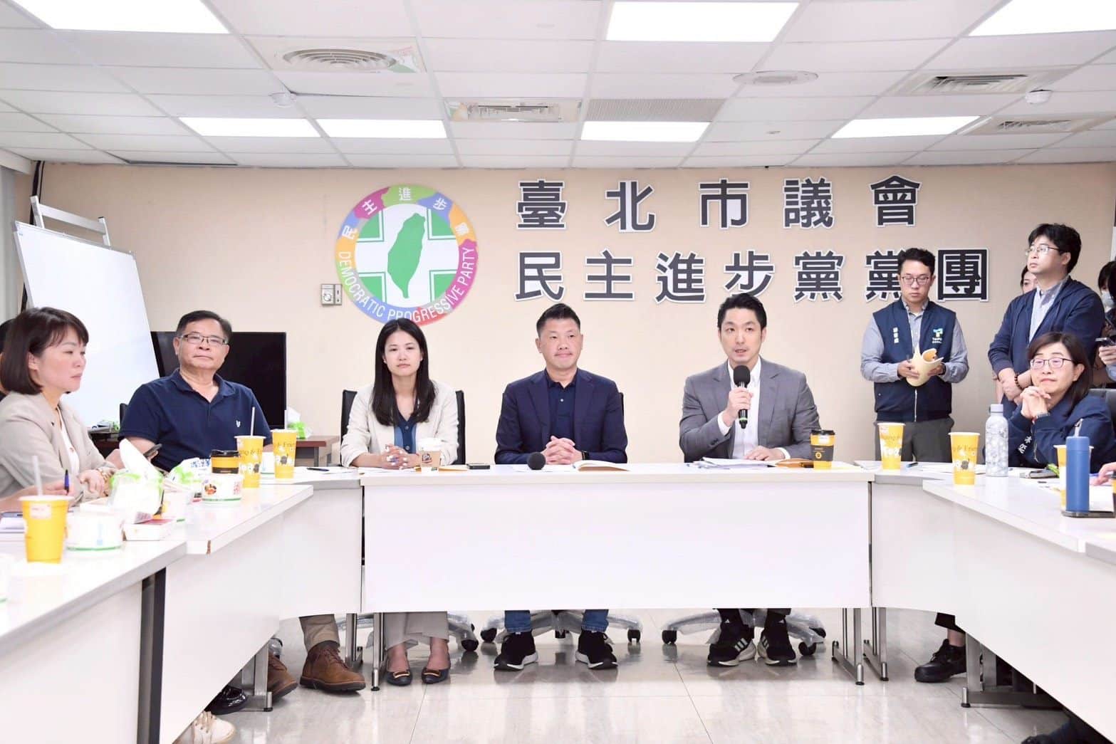 蔣萬安赴民進黨團溝通法案與預算　聚焦公務人力問題提因應對策