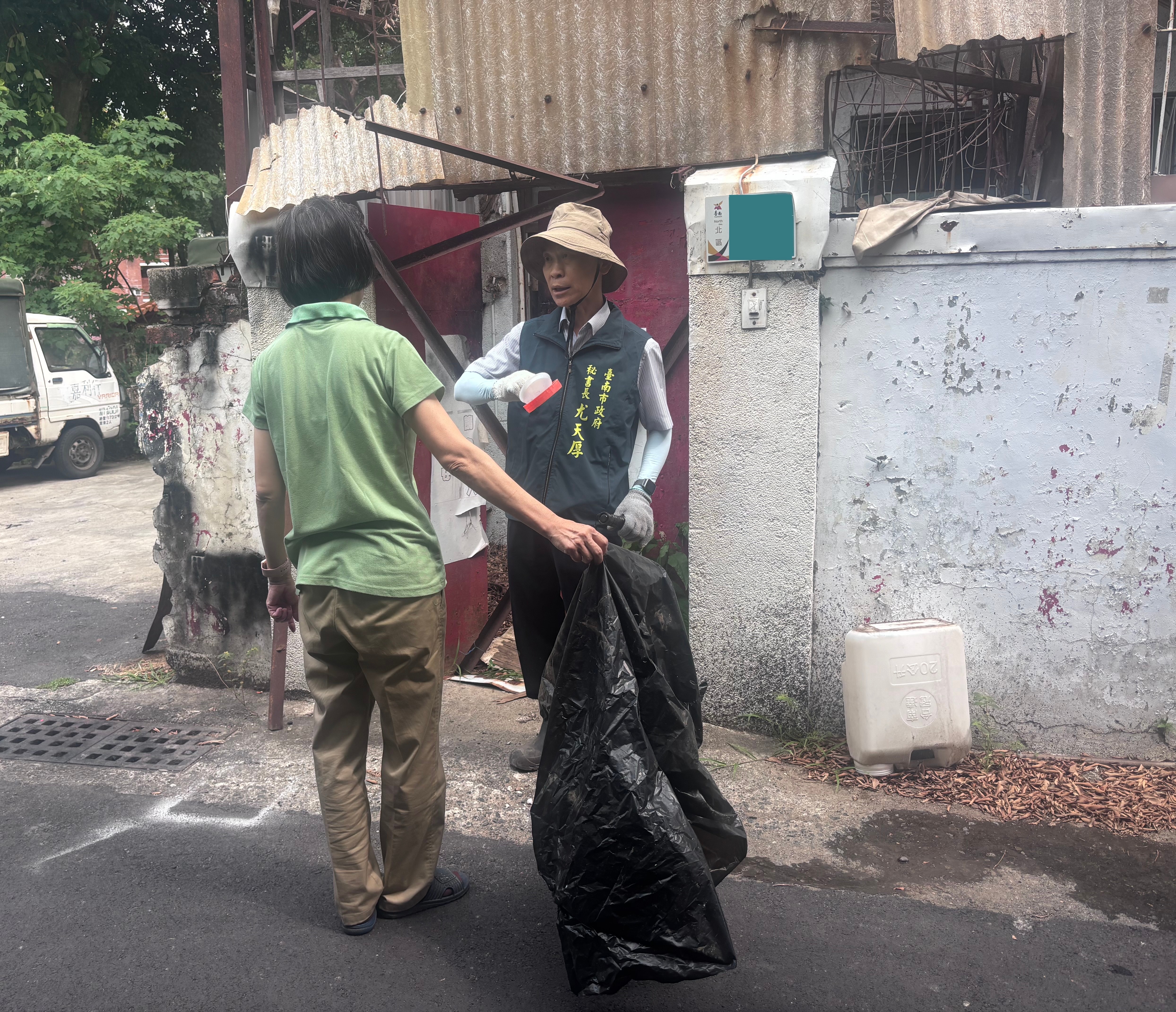 夏季病媒蚊指數漸升，南市府尤秘書長親領防疫團隊社區巡查，呼籲市民定期巡倒清刷