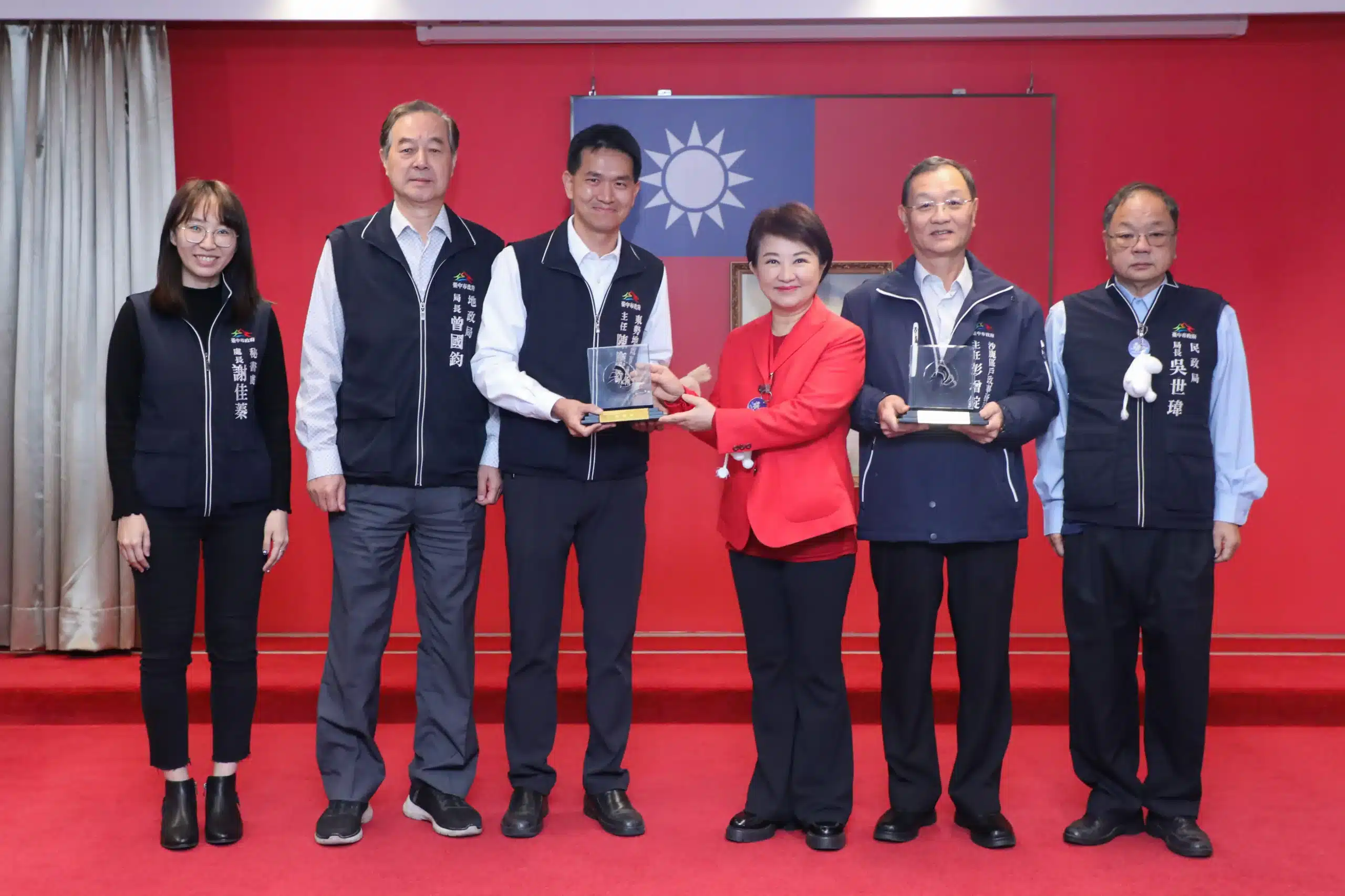 東勢地所榮獲金檔獎最高榮譽　市政會議獻獎分享管理成果