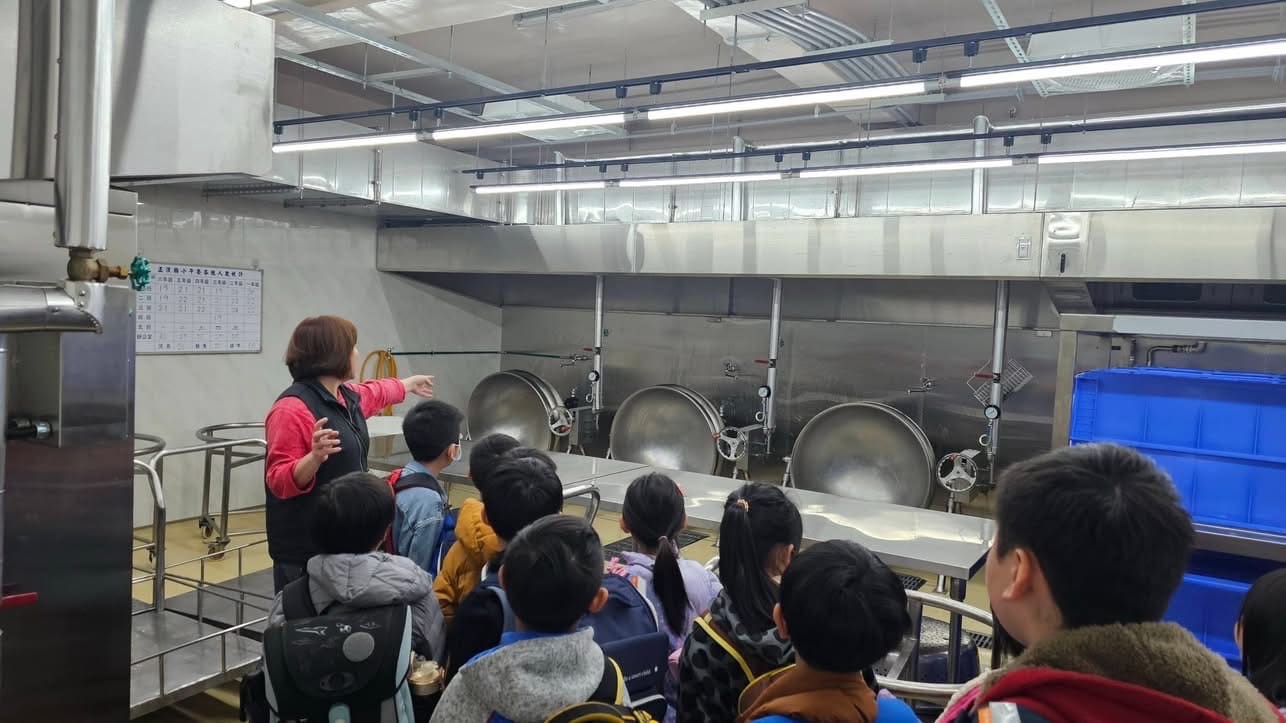 基市府投入2千多萬改善正濱國小廚房　廚工做菜不再悶熱