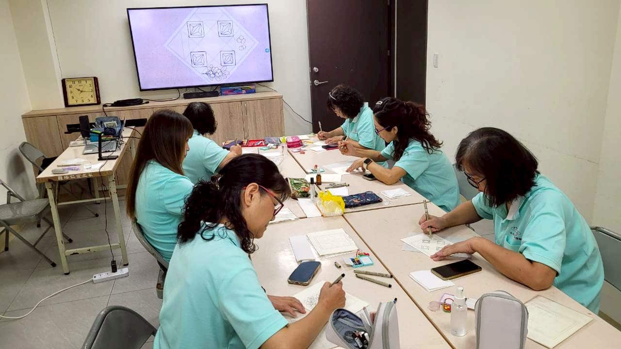 蘭陽仁愛之家高齡生活大學義工　感受禪繞畫裡那份專注與沉靜