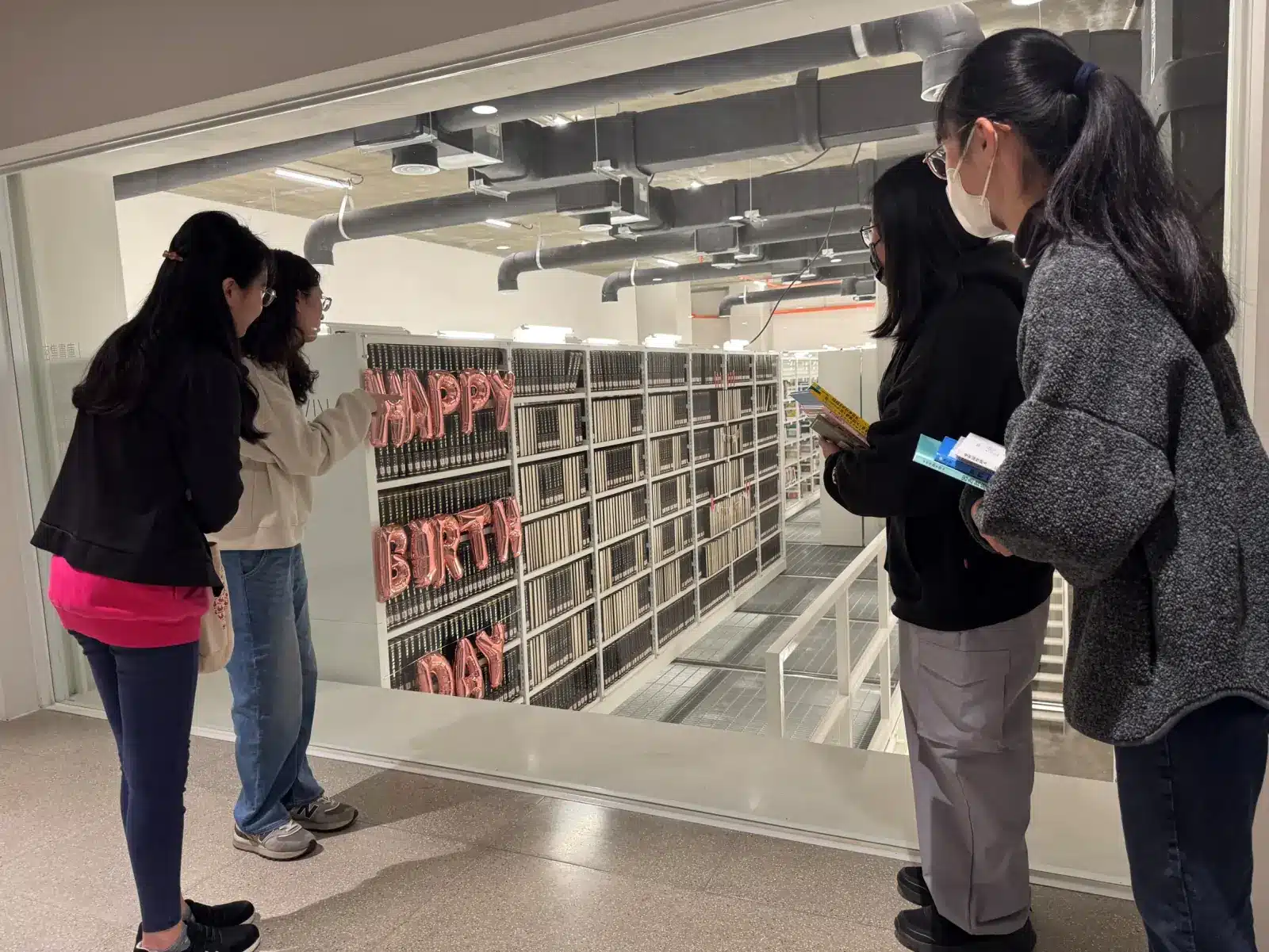 中市圖十週年推閱讀挑戰　綠美圖密集書庫排HBD字樣祝福