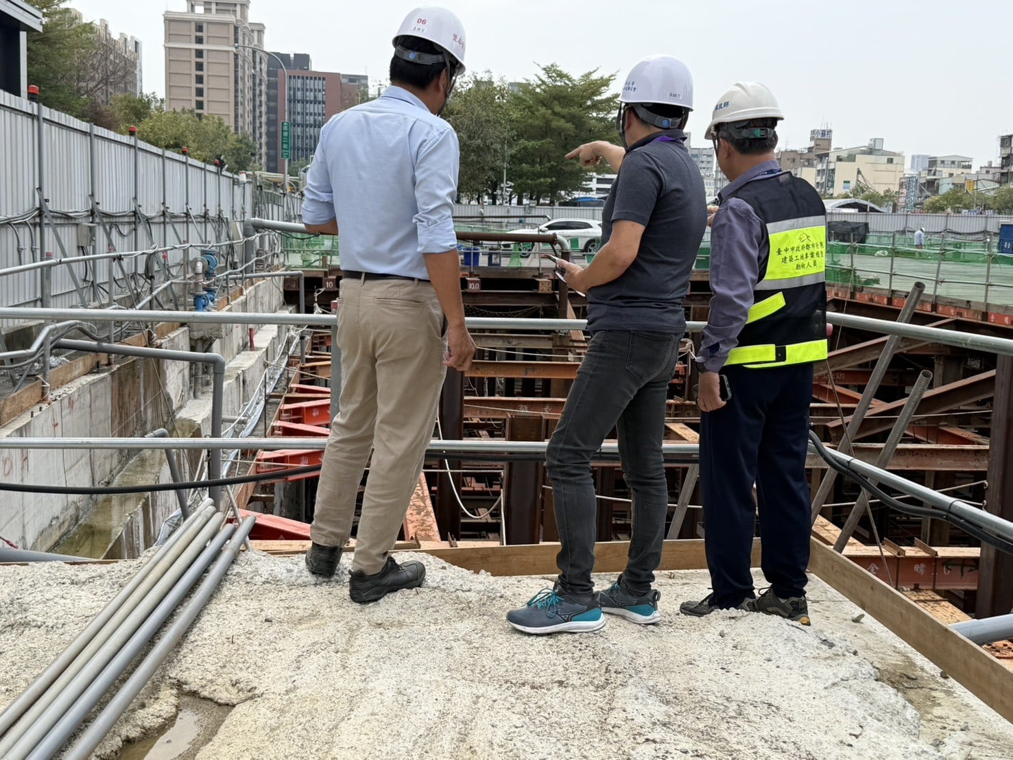 建工地違法排水致綠川水質變色　中市府跨局處稽查取締